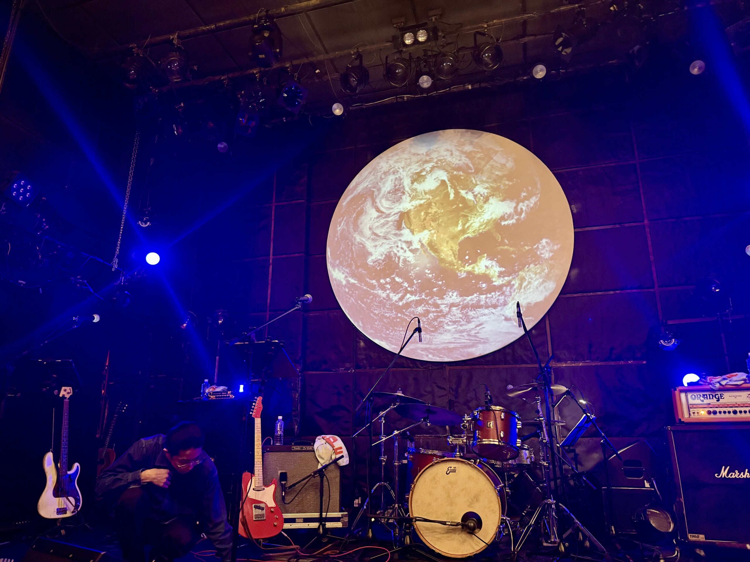 アンダーグラフのライブステージ。地球の映像が浮かぶ