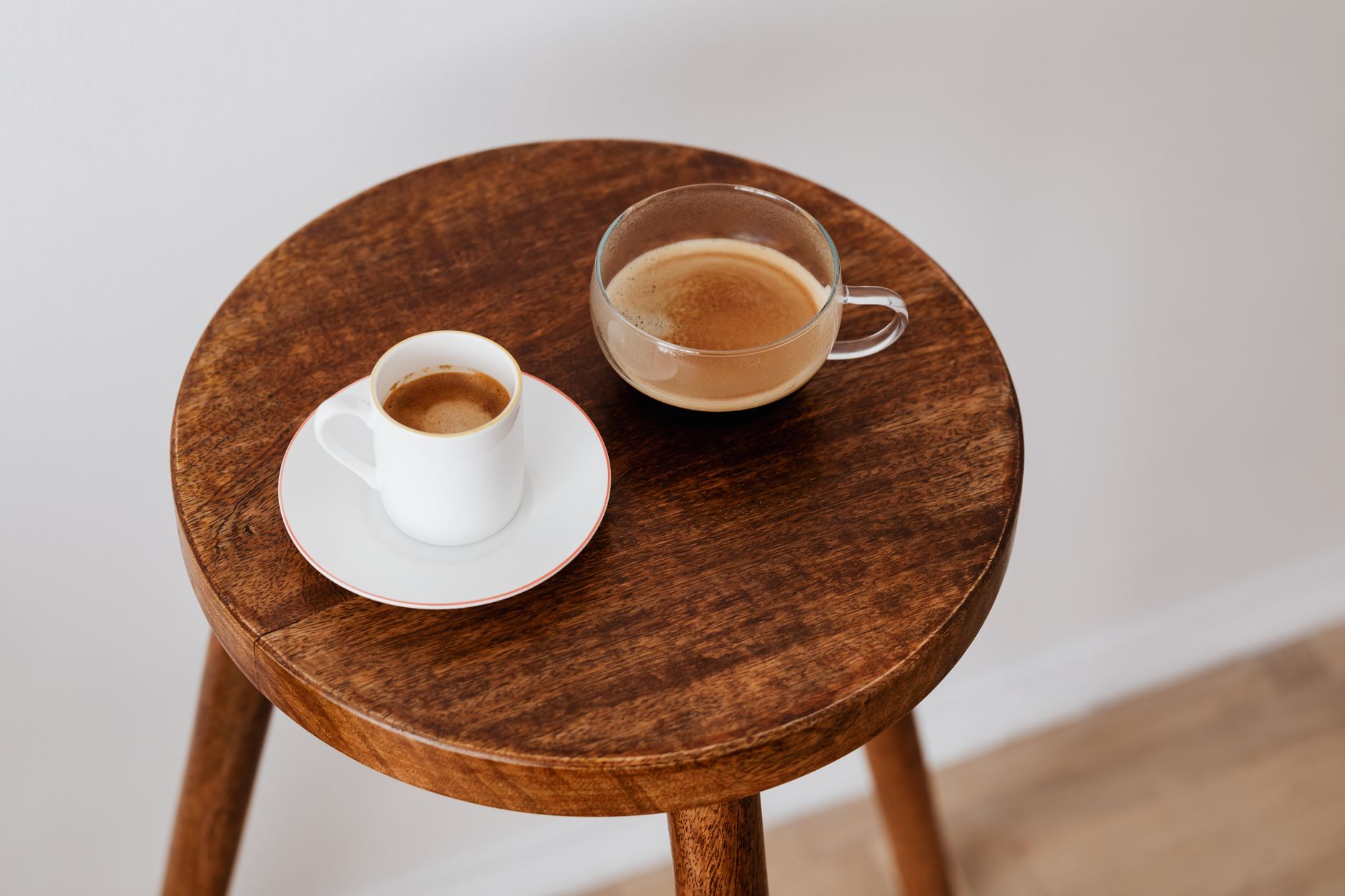 木のテーブルに置かれた2つのコーヒーカップ